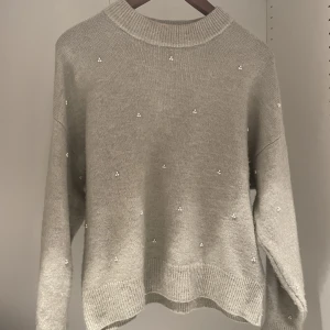 Stickad med pärlor - Säljer min gråa stickade med pärlor! 🤍