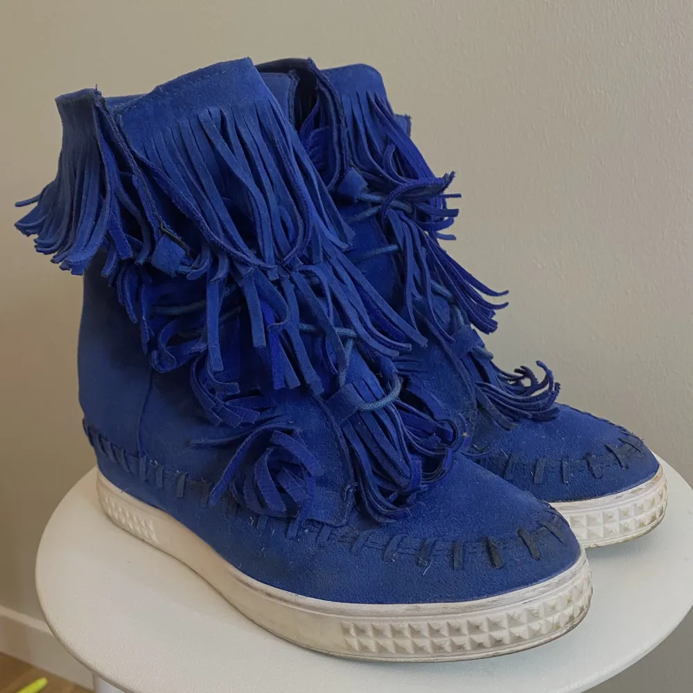 De perfekta blåa frans skorna med kilklack!!💙💙 tyvärr försmå för mig med 39. Så trendiga!!! Lite smutsiga och lite slitna, men så fina ändå💘 unik färg🩵💙🩵💙🩵 perfekta nu till hösten 🍂🍁 vet ej märke. Skor.