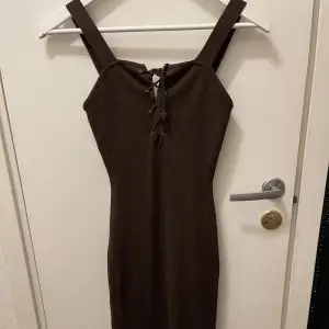 Säljer denna klänningen då jag tyvärr inte använder den, använd fåtal gånger 