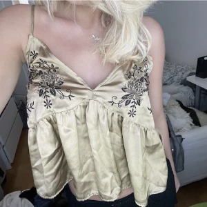 Zara linne - Linne från zara i fint skick💓( lånad bild från tjejen jag köpe av)