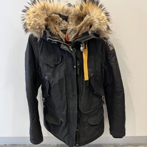 Parajumper jacka - Parajumper vinterjacka i superfint skick, svart i färgen, köpt på NK så den är äkta!🖤