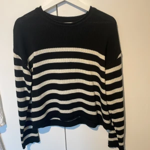 Randig stickad tröja - Säljer denna randiga stickade tröjan. Begagnad men endast använd av mig en gång. Stolekern är M men passar mig som oftast har XS/S.