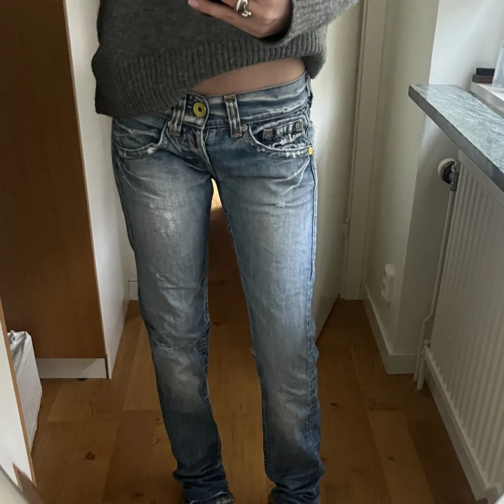Skit snygga Lågmidjade Replay jeans med så snygga detaljer💗💗76cm i midjan och 86cm i innerbenslängd💗💗. Jeans & Byxor.