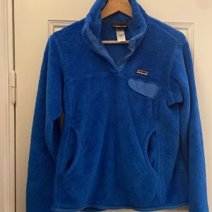 Patagonia tröja - Blå fleece från Patagonia. Storlek S dam men något liten i storleken. Fint skick. Nypris ca 1500kr. Köpare betalar frakt 