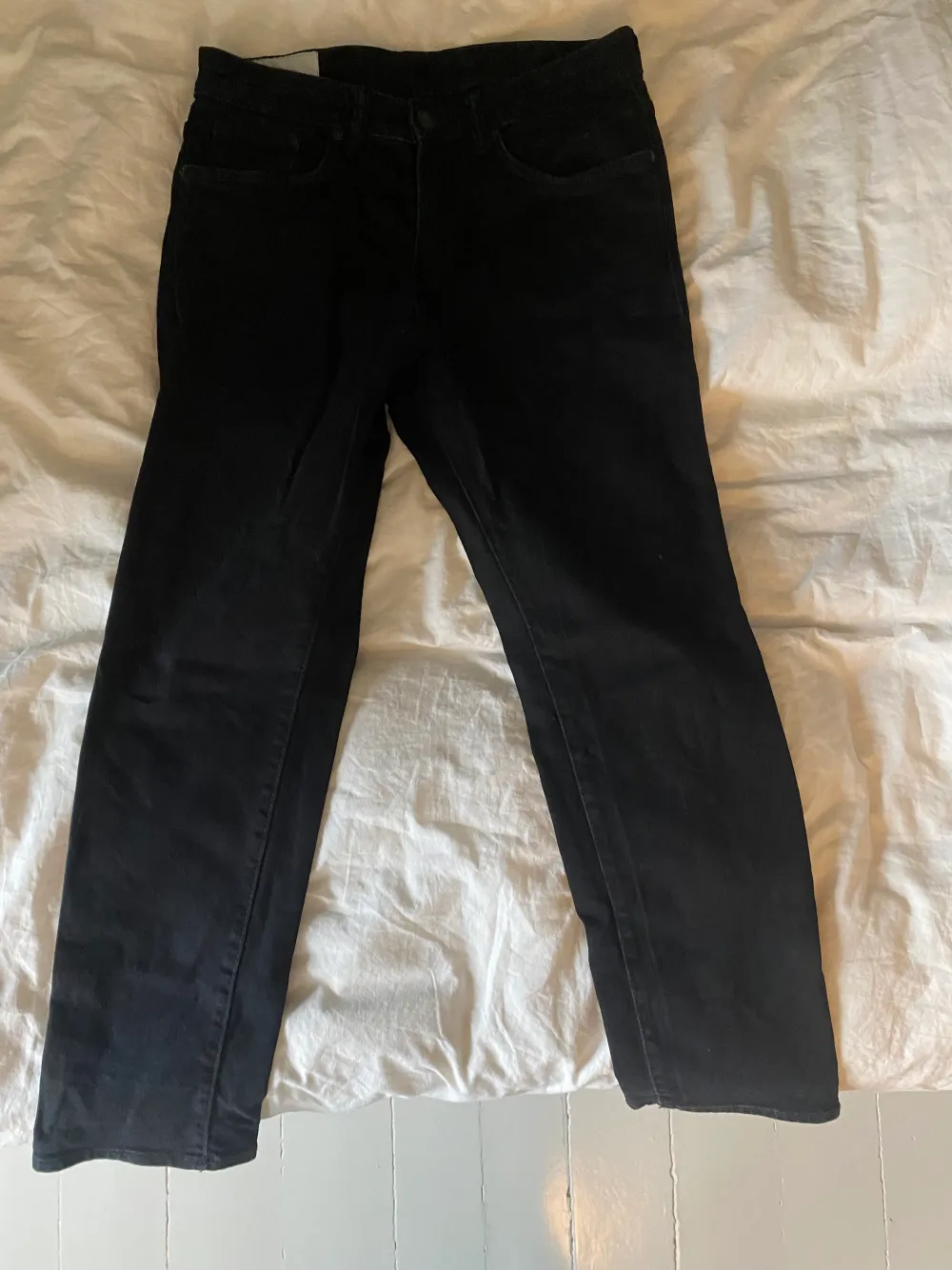 Svarta ”regular fit” jeans från H&M Perfekt skick . Jeans & Byxor.