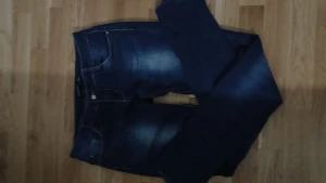  low waist jeans - Jag säljer de här mörk blåa jeans med jätte fin bakfickor, de var för stor på mig har inte tagit på mig de + för de var stora.