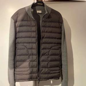 Moncler Cardigan i storlek L (Size 4) i Moncler storlekar kan även passa M, knappast tecken på användning så i princip nyskick 🤝, Priset är hugget i sten 2900 kr, köparen får stå för frakten✅