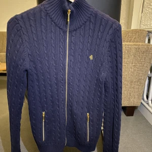 Ralph Lauren Fullzip blå - Jätte fin Ralph Lauren Fullzip som är perfekt till hösten 🍂. Tröjan är i strolek M i dam men passar också till en XS i herr. Tröjan har inga defekter och är i 8/10 skick och därför säljer jag den för bara 299kr. 