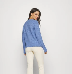 Stickad blå tröja - En blå stickad tröja från vero moda, lite ljusare än på bilden. Säljs på grund av minimal användning😊 Nypris 219kr 