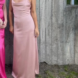 Balklänning  - Säljer min valklänning från Vila. Använd en gång. 350kr+frakt. Inga defekter