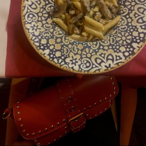 Väska - Superfina väska köpt i Spanien, säljer då den aldrig kommer till användning. Köpare står för frakt❤️