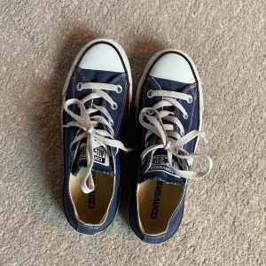 Superfina Converse - Nu säljer jag mina superfina mörkblåa Convuerse i ny skick pågrund av att de har blivit för små, storlek 36-37!💙💫
