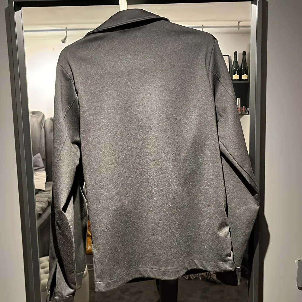 Säljer en svart overshirt i storlek S Knappt använd.. Neuletakit & Villapaidat.