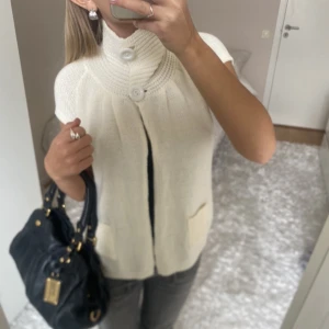 Beige kofta med hög krage - Säljer denna beiga koftan med hög krage. Jag är 161. Har du någon fråga är det bara att höra av dig🫶🏻