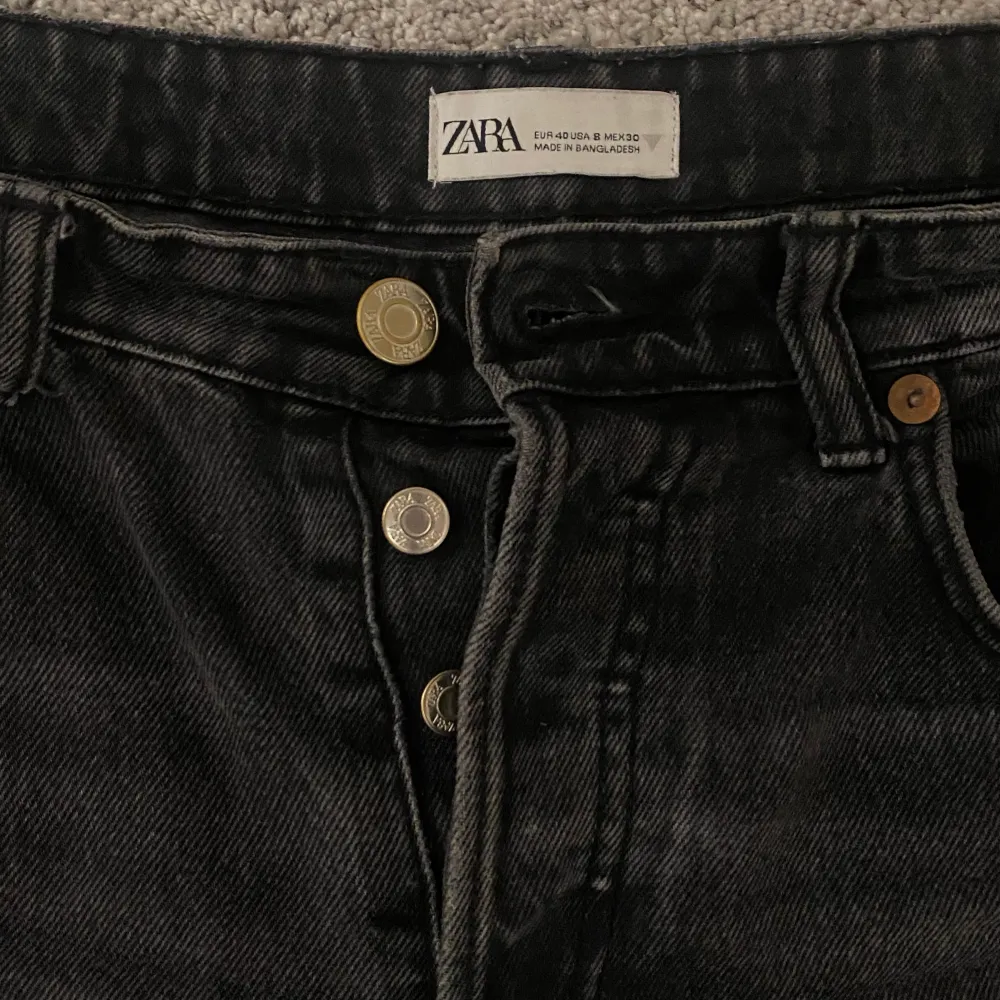 Svarta midwaist straight jeans från zara i storlek 40, älskar dessa jeansen och passformen men säljes så dem är för trånga på mig! Säljer även 2 andra par i samma modell och storlek så kika in vid intresse, paketpris kan fixas! Fint skick & bra kvalite!. Jeans & Byxor.