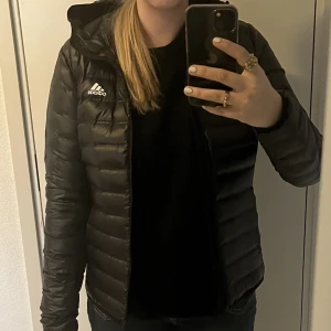 Svart jacka Adidas - Säljer denna jättesnygga jackan från adidas. I jättefint skicka bara använd fåtal gånger. Säljer då den är lite liten för mig. Är för tjejer men skulle säga båda. Skriv om du har några funderingar.   💕💕💗💗💗💕💕