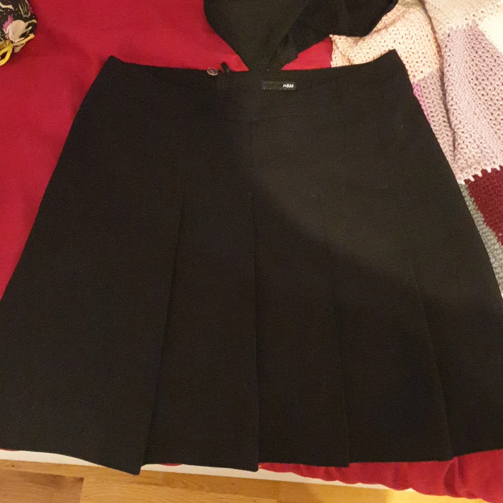 Svart kjol köpt på loppis tidigare. Användes knappt (av mig) och finns inga synliga defekter :). Kjolar.