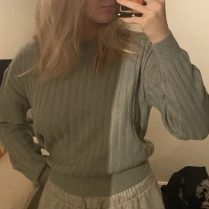 Grön stickad tröja - Från h&m, ganska tunn och skön, kliar inte alls, härligt garn och knappt använd