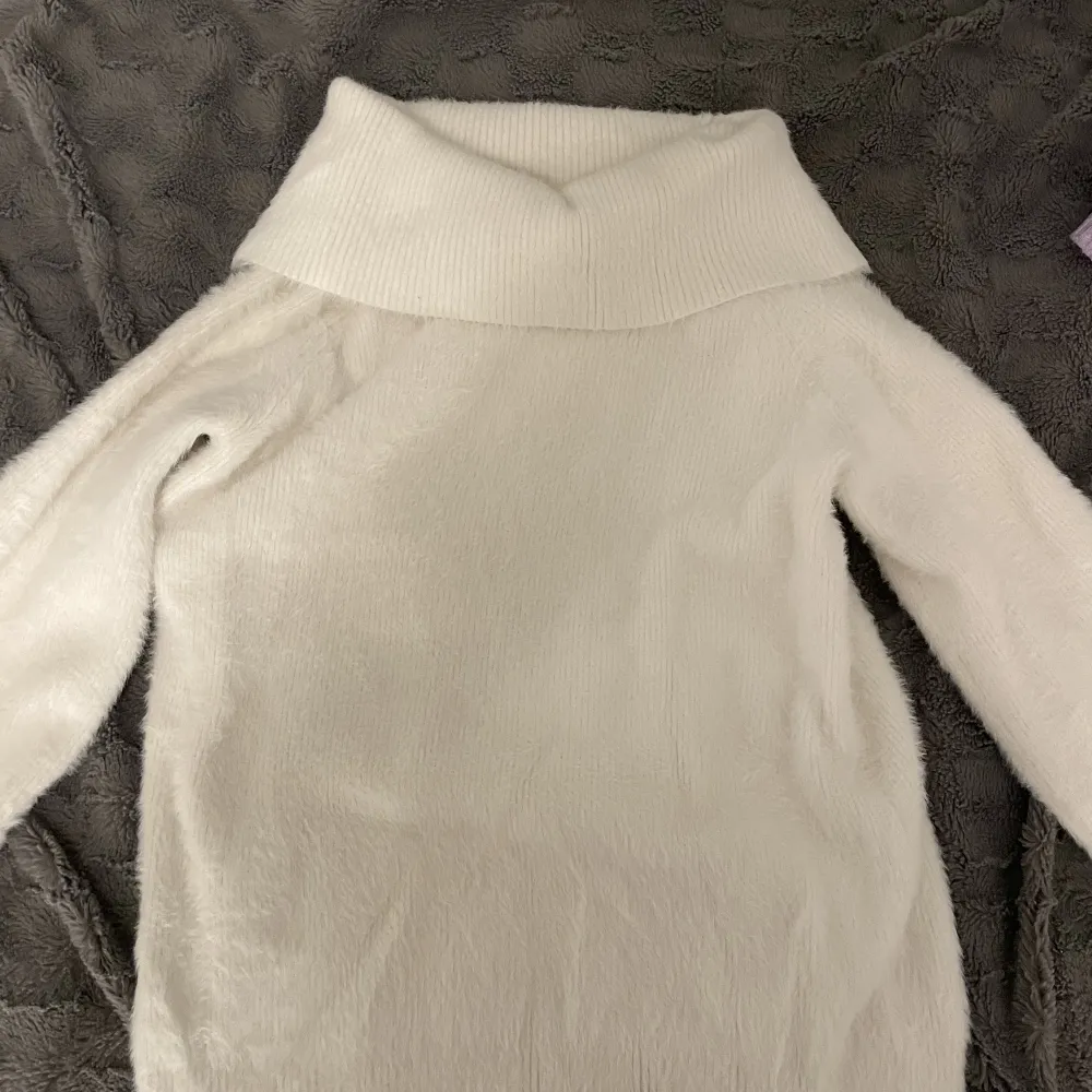 En typ stickad tröja från Lindex barnavdelning som nästan aldrig är använd. Jag säljer den eftersom att den inte har kommit till användning.. Tröjor & Koftor.
