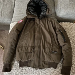 Brun canada goose cropad jacka - Kvinnlig men funkar för båda könen den är äkta men saknar bara pälsen  nästan helt o använd och priset kan diskuteras / köpt för 6500