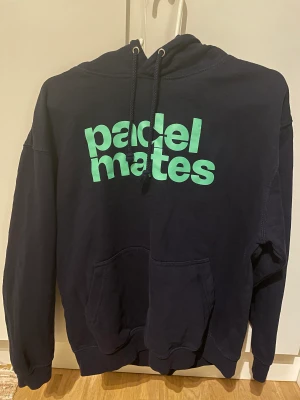 Padel mates hoodie  - Strl S passar s och xs, kvinnlig modell på den men har använt den och är kille. 