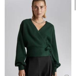 Omlottkofta - Säljer min omlottkofta jag fick förra julen men aldrig använt! I storlek xs men passar även S, nypris 490 men säljer för 290!