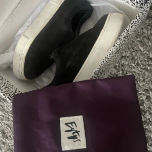 Eytys Doja Skor - Svarta Eytys skor i modellen Doja s-o. Material Suede. Storlek 37. Fint skick! Sulorna har blivit ynka missfärgade i färgen men syns knappast. Köpta för 1799kr