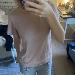 Rosa tröja  - Ny skick och bara använd nåra få gånger. Storlek S men jag skulle säja att den passar både M och XS. Den är ett glittrig rosa material med volang ärmar💕 super söt och jätte skön💕