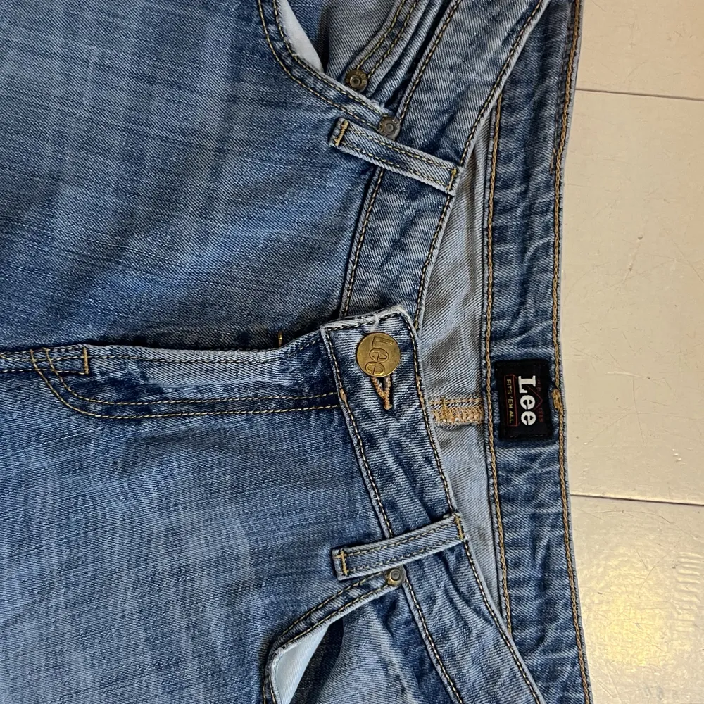 Fina vintage lee jeans ! 79 höft/midja, 74 innerbenslängd !. Jeans & Byxor.