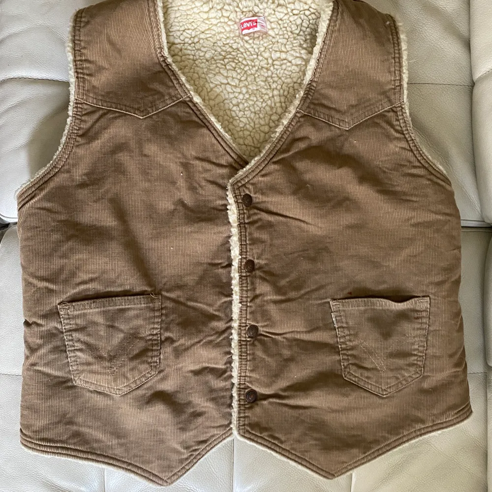 Fint vintageplagg från Levi’s. Brun Manchester på utsidan och offwhite Teddy inuti. Tryckknappar. Perfekt höstplagg med en varm tröja under. . Takit.