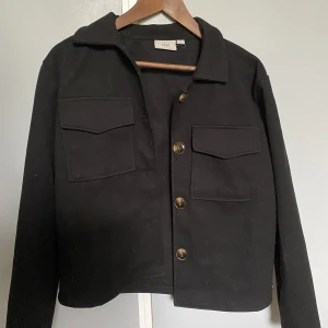 Jacka! - Jätte fin svart jacka som bara är använd 1 höst! Super bra skick💞