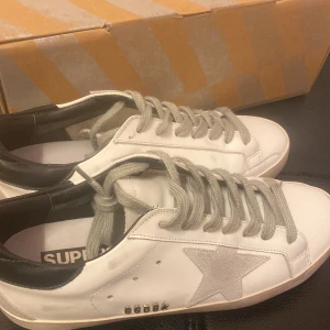 Golden goose - Säljer mina älskade Golden goose skor! I nyskick haft på mig dem 2 gånger. Säljer för 3300kr. Men priset går att diskutera. Kartong medföljer! Skorna är storlek 40 men skulle säga att dem också passar som 39. Vid fler frågor är det bara att höra av sig! 💕