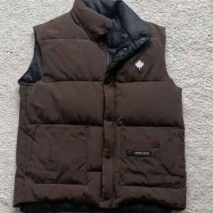 Canada goose väst  - Canada goose väst i strl S men lite större i storlek så funkar även i M