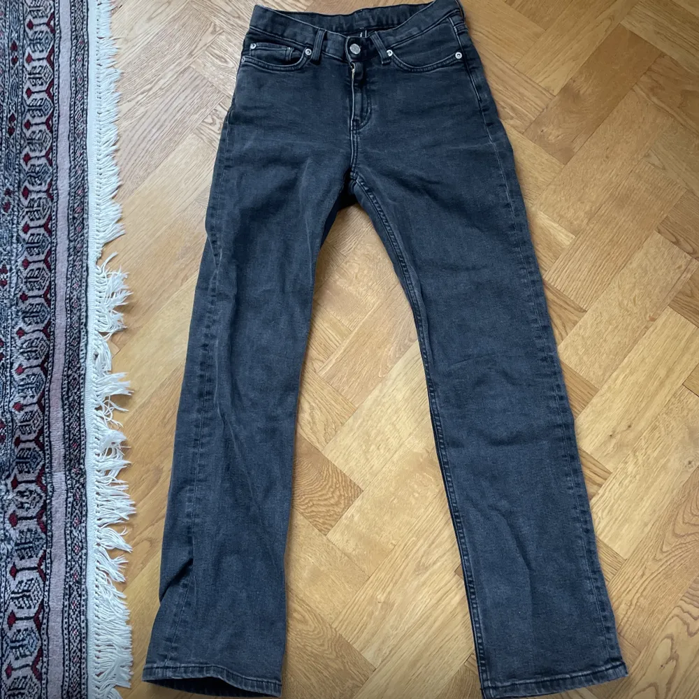 Säljer mina supersnygga straight jeans i storlek 32/34 Priset kan diskuteras!. Jeans & Byxor.