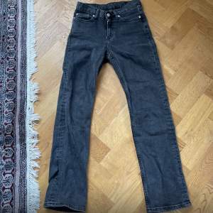 Säljer mina supersnygga straight jeans i storlek 32/34 Priset kan diskuteras!