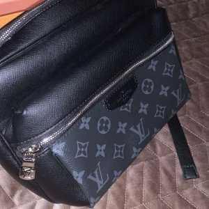 LV axel väska  - Säljer denna fina väska då jag inte har någon användning till den hör av er vid intresse 