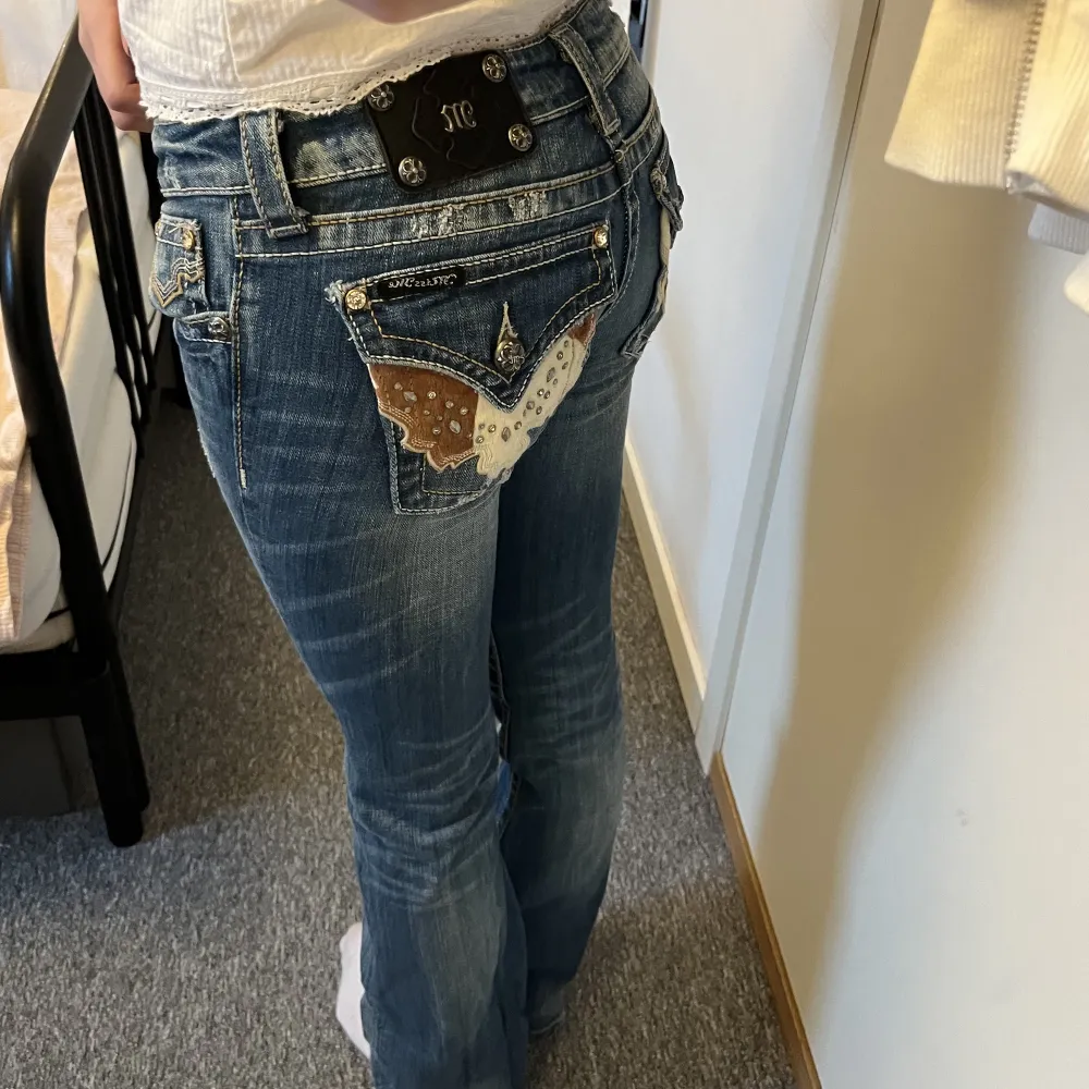 Unika vintage bootcut jeans i superbra skick men assnygga bakfickor och detaljer ❤️ Skriv gärna privat om du har frågor.. Jeans & Byxor.