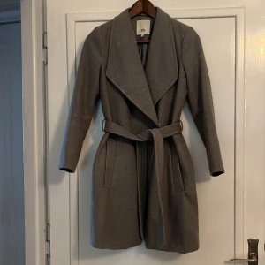 ”Ullkappa” - Fin ”ullkappa/jacka”, sparsamt använd fr River Iland  (small, men liten i stl)