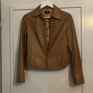 ”Skinnjacka” - Fin jacka i fuskskinn, knappt använd. 