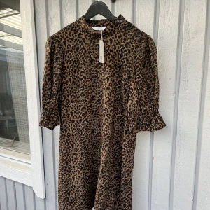 Klänning &other stories 44 - Oanvänd klänning strl 44. Dragkedja i sidan Knappar på axel, puffig ärm