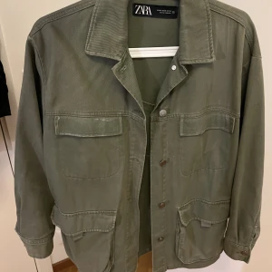 Grön jeansjacka  - Grön jeansjacka från Zara som jag inte får till ngn användning🥰 