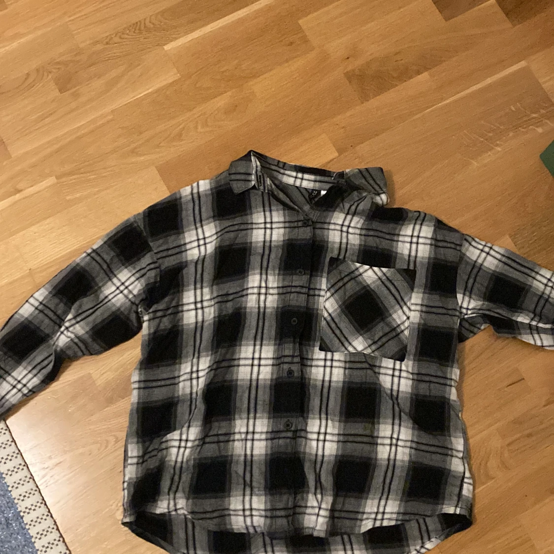 Svart vit, rutig skjorta  - 91