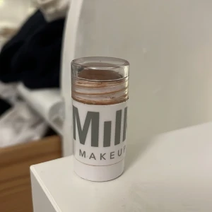 Milk bronzer stick - Säljer mitt milk bronzer stick i färgen blaze 🤎 väldigt sparsamt använd och skulle säga att 90% av produkten finns kvar,  säljer då det är lite fel färg för mig! Betalning via Swish 