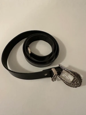 Skärp - Svart skärp med detaljer, finns tecken på användning 