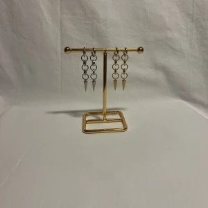 StilSthlm  - Super fina örhängen! Finns i silver och guld.  Köp för 119kr/st Eller 199kr/paret. Modell 115.  Smyckes ställningen finns även att köpa för 299kr!