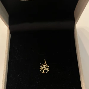 Hängsmycke 18K guld - Super gullig trä guld smycken. Aldrig använd och köpt på guldfynd 