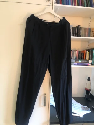 Mörk blåa kostymbyxor från HOPE - Mörk blåa kostymbyxor från HOPE. Storlek 48 eller 40