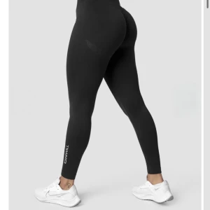 ICIW träningstights - Säljer mina oanvända träningstights i färgen mörkgrå. Köpte fel storlek på tightsen därav anledningen till att jag säljer dom. Dom ligger i påsen fortfarande och är endast testade💕