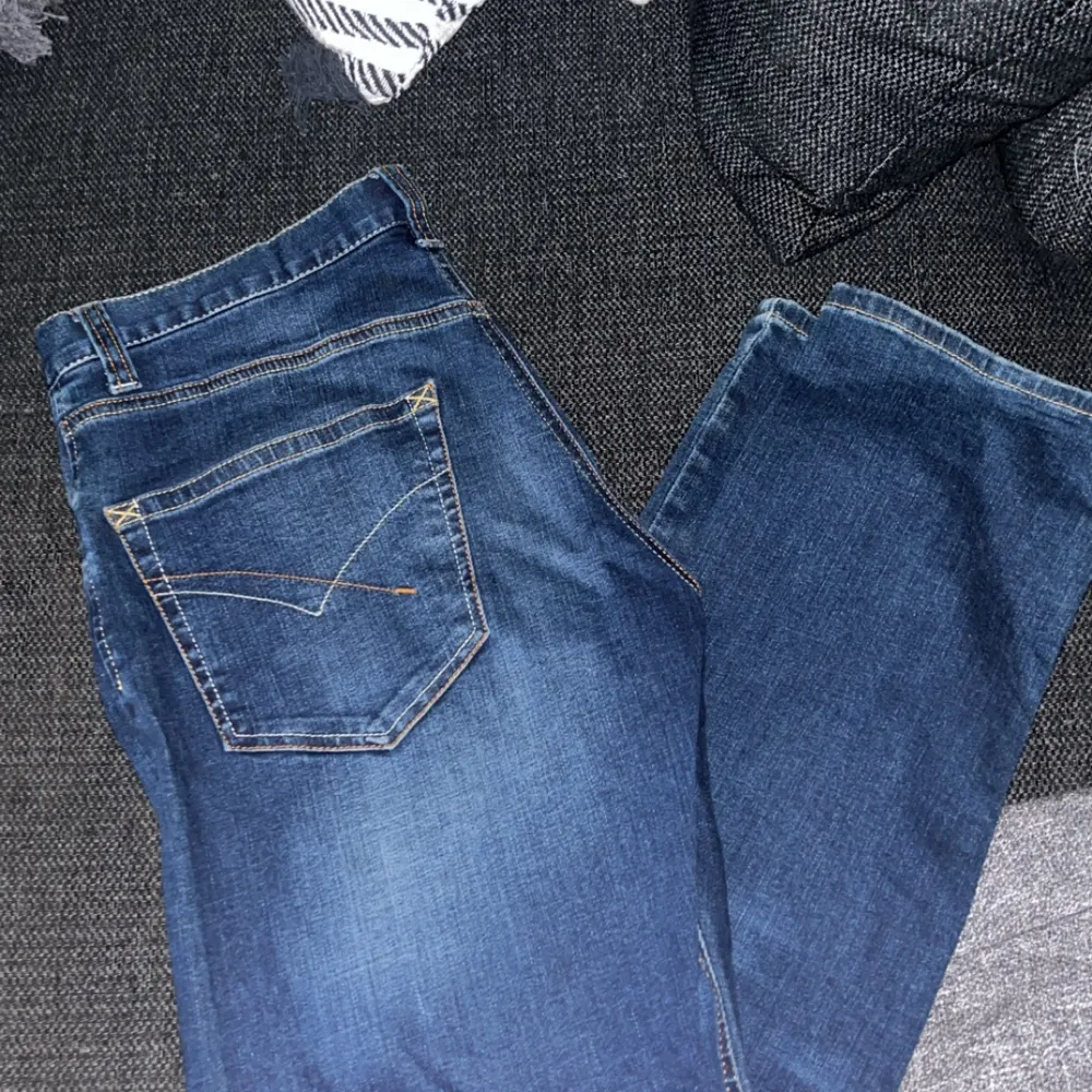 Säljer nu ett par Hansen and Jacob jeans. Extremt bra skick använda 1-2 gånger,  små i storleken. Osäker på nypriset men ligger runt 1600-2000. Kom privat för mer frågor.. Jeans & Byxor.