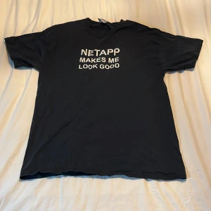 Svart T-shirt  - Jag säljer den svarta T-shirt 100% bomull för 50 sek . Storlek är L .  Fick använda ofta .